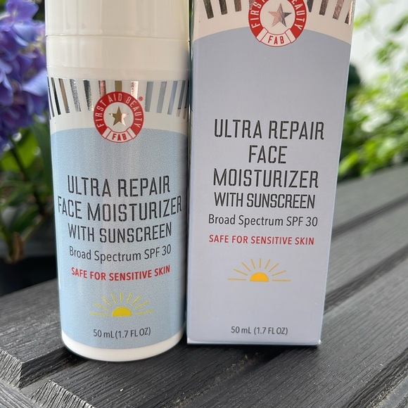 First Aid Beauty - Ultra Repair Face Moisturizer with Sunscreen SPF 30 - Picture 2 of 12
